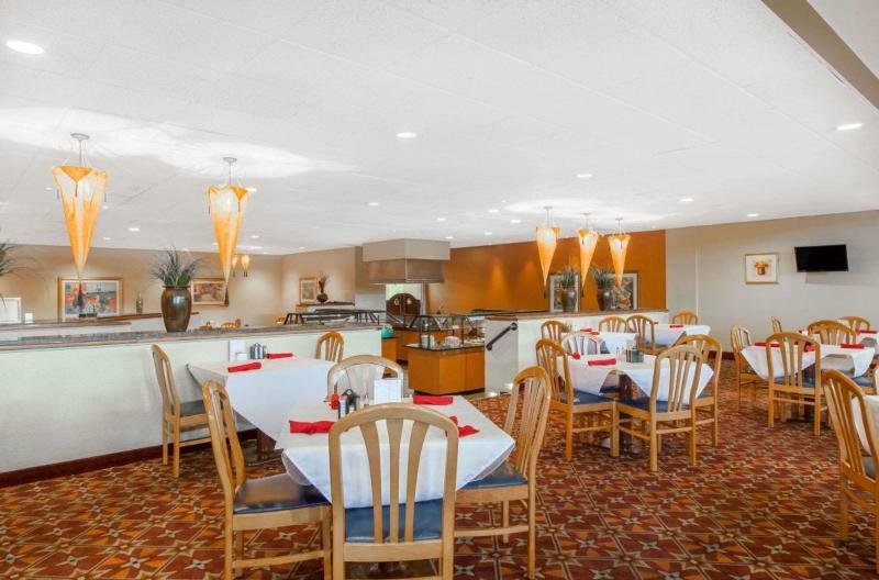 Ramada Inn Lafayette Conference Center Exteriör bild